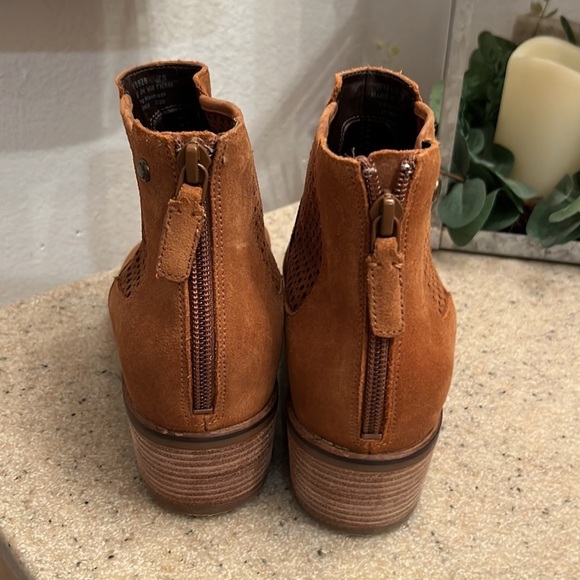 Cole Haan brand size 7B booties with zip closure in back - Picture 4 of 7